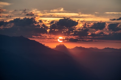 太阳下的山影